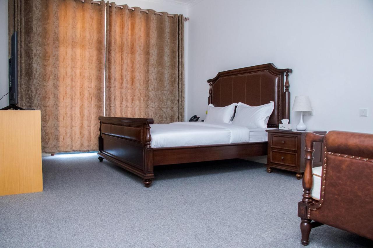 Lark Hotel Dar-es-Salaam Eksteriør bilde