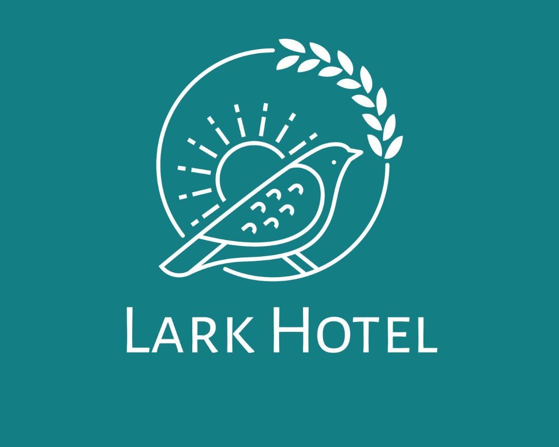 Lark Hotel Dar-es-Salaam Eksteriør bilde