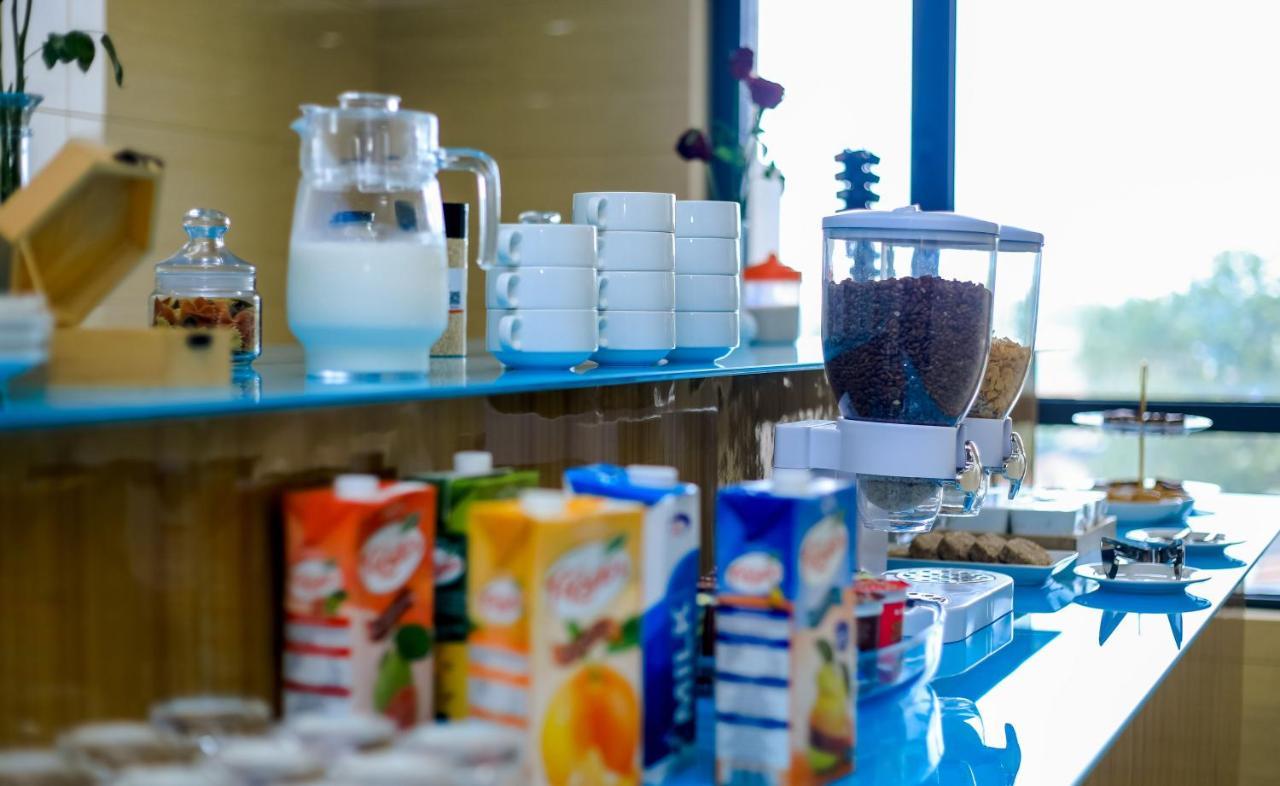 Lark Hotel Dar-es-Salaam Eksteriør bilde