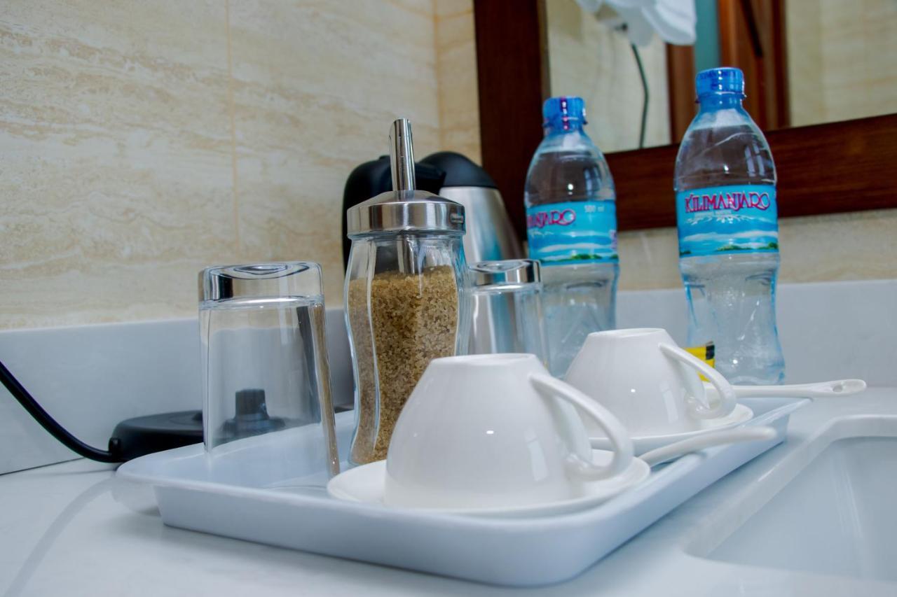 Lark Hotel Dar-es-Salaam Eksteriør bilde