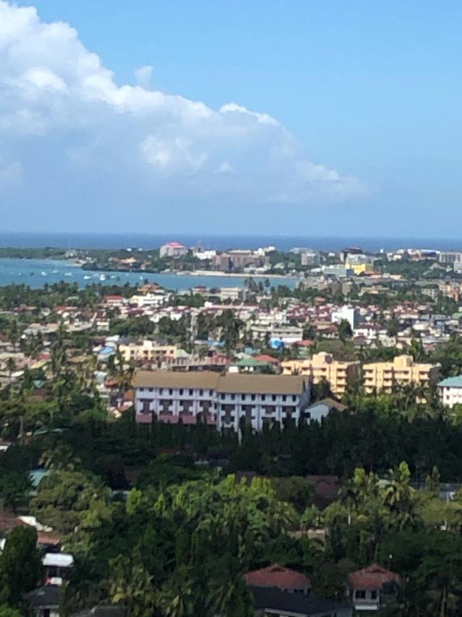 Lark Hotel Dar-es-Salaam Eksteriør bilde