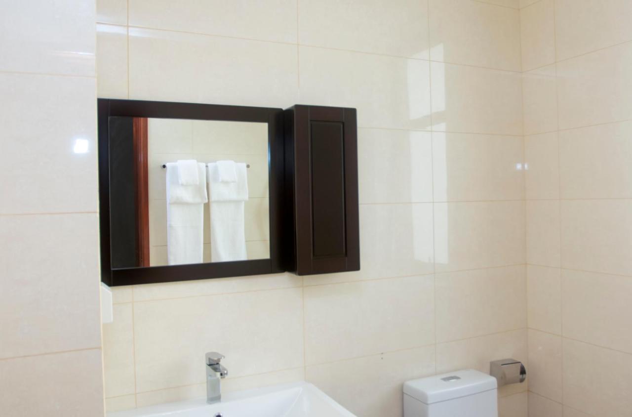 Lark Hotel Dar-es-Salaam Eksteriør bilde