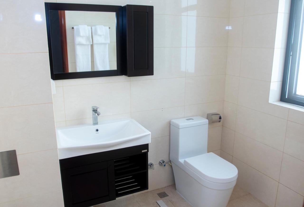 Lark Hotel Dar-es-Salaam Eksteriør bilde