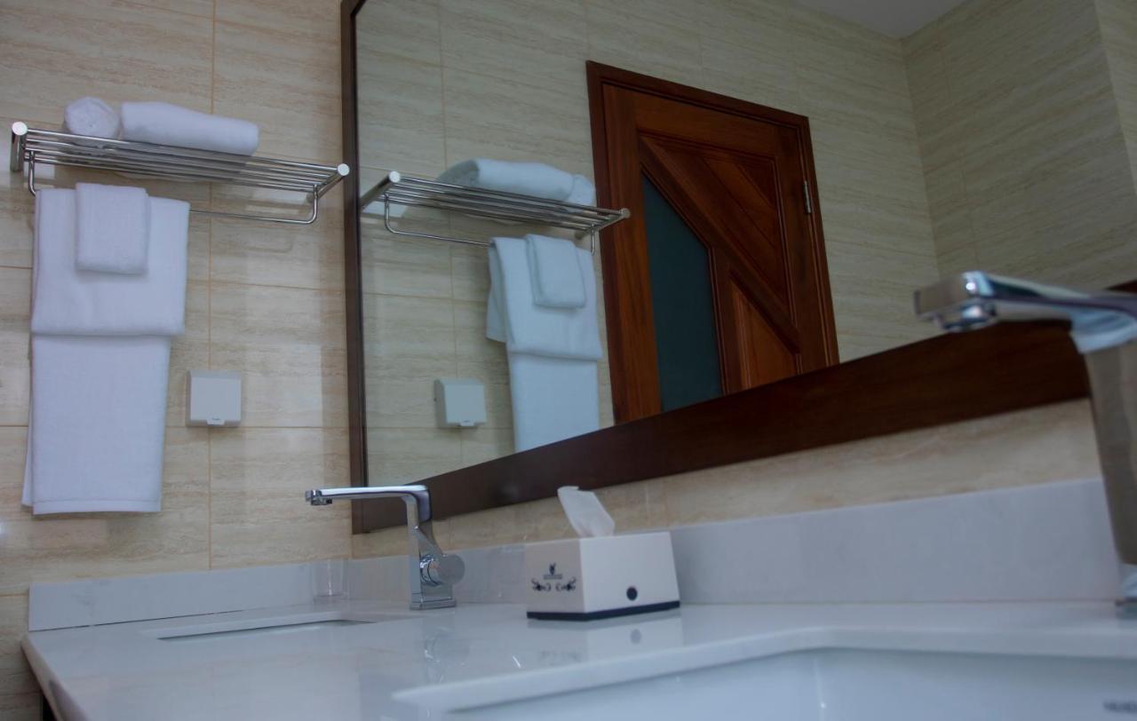 Lark Hotel Dar-es-Salaam Eksteriør bilde