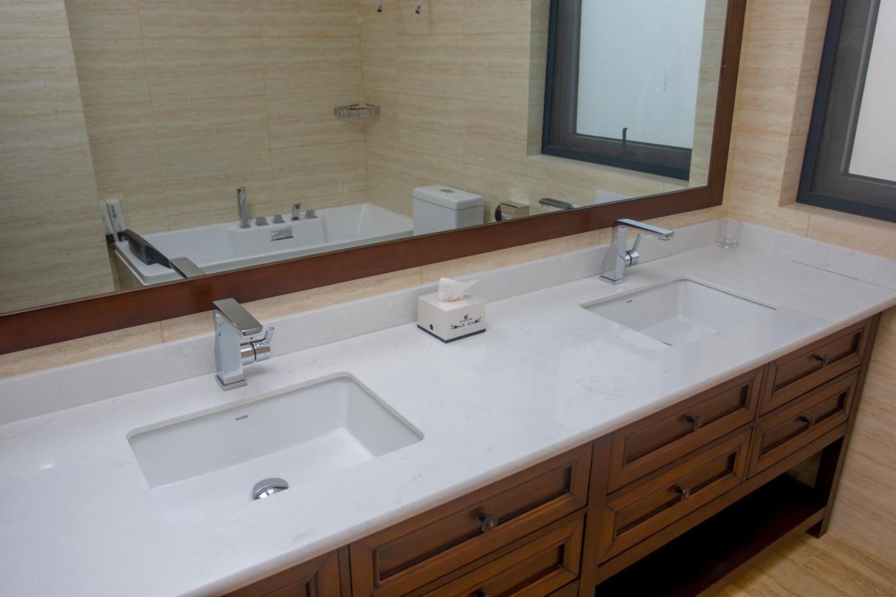 Lark Hotel Dar-es-Salaam Eksteriør bilde