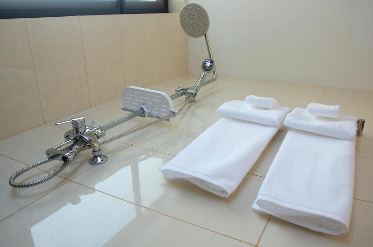 Lark Hotel Dar-es-Salaam Eksteriør bilde